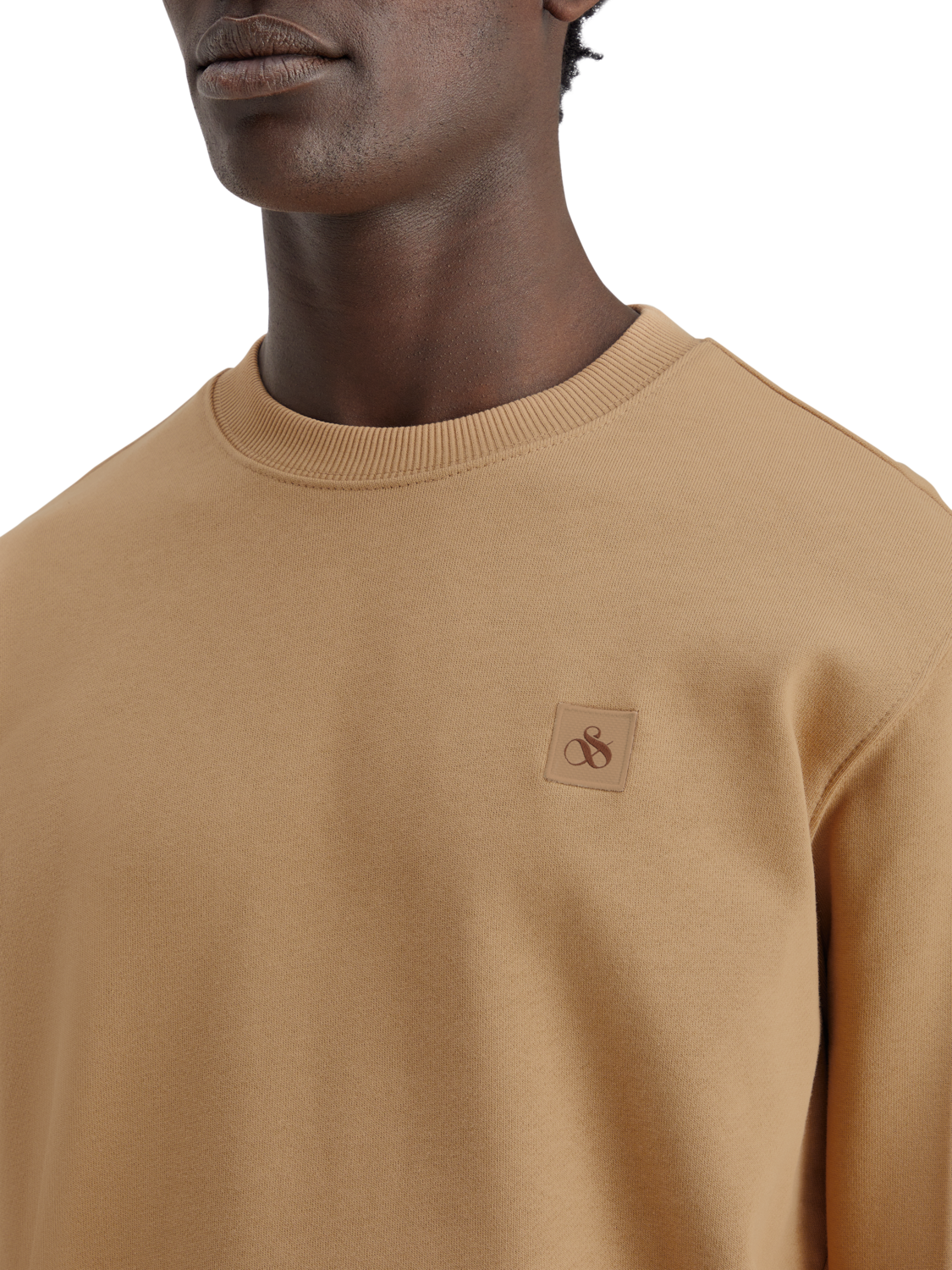 ESSENTIAL BADGE CREW SWEAT