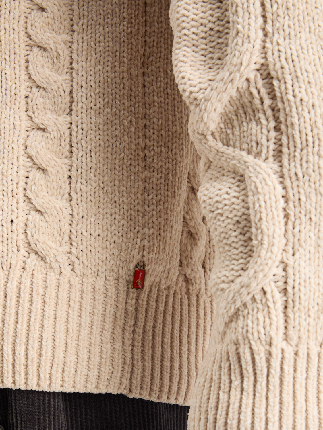 ROUND NECK EXTRA DROPPED SHOULDER CHENILLE CABLE SWEATER