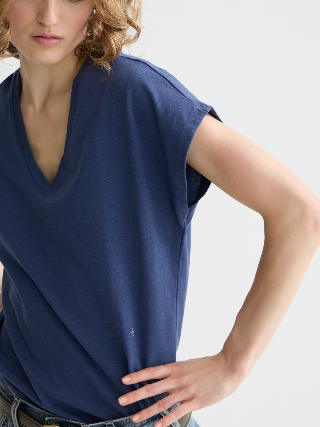 V-neck T-shirt with ampersand embroidery