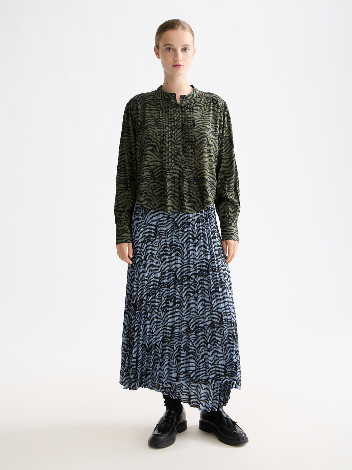 Printed pintuck shirt
