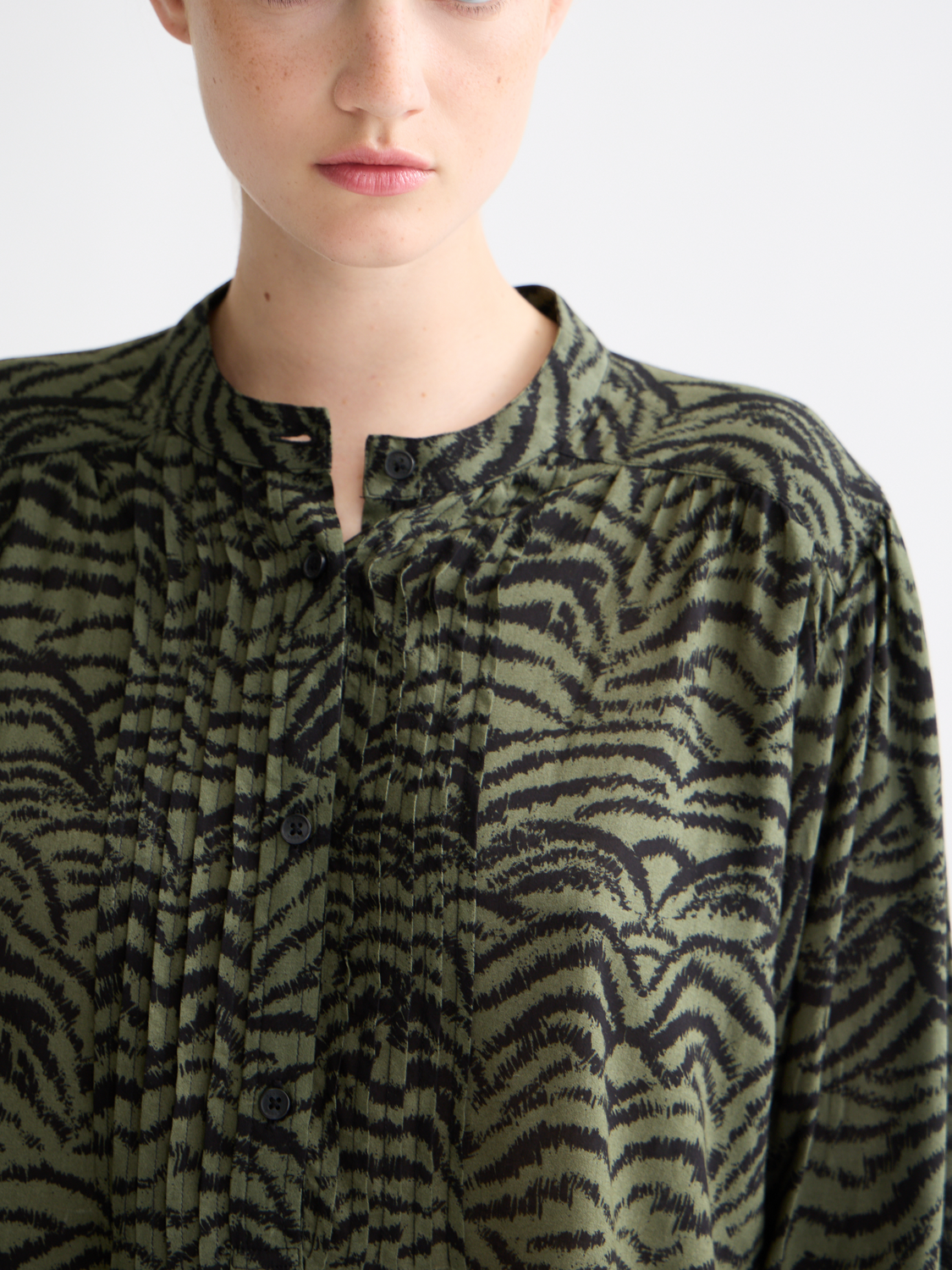 Printed pintuck shirt