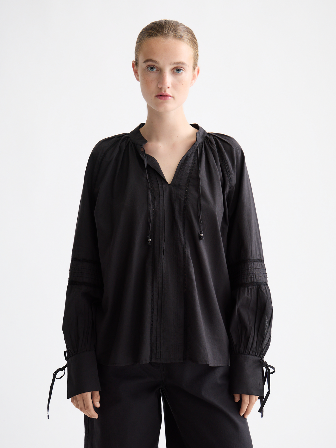Blouse with lace and ties