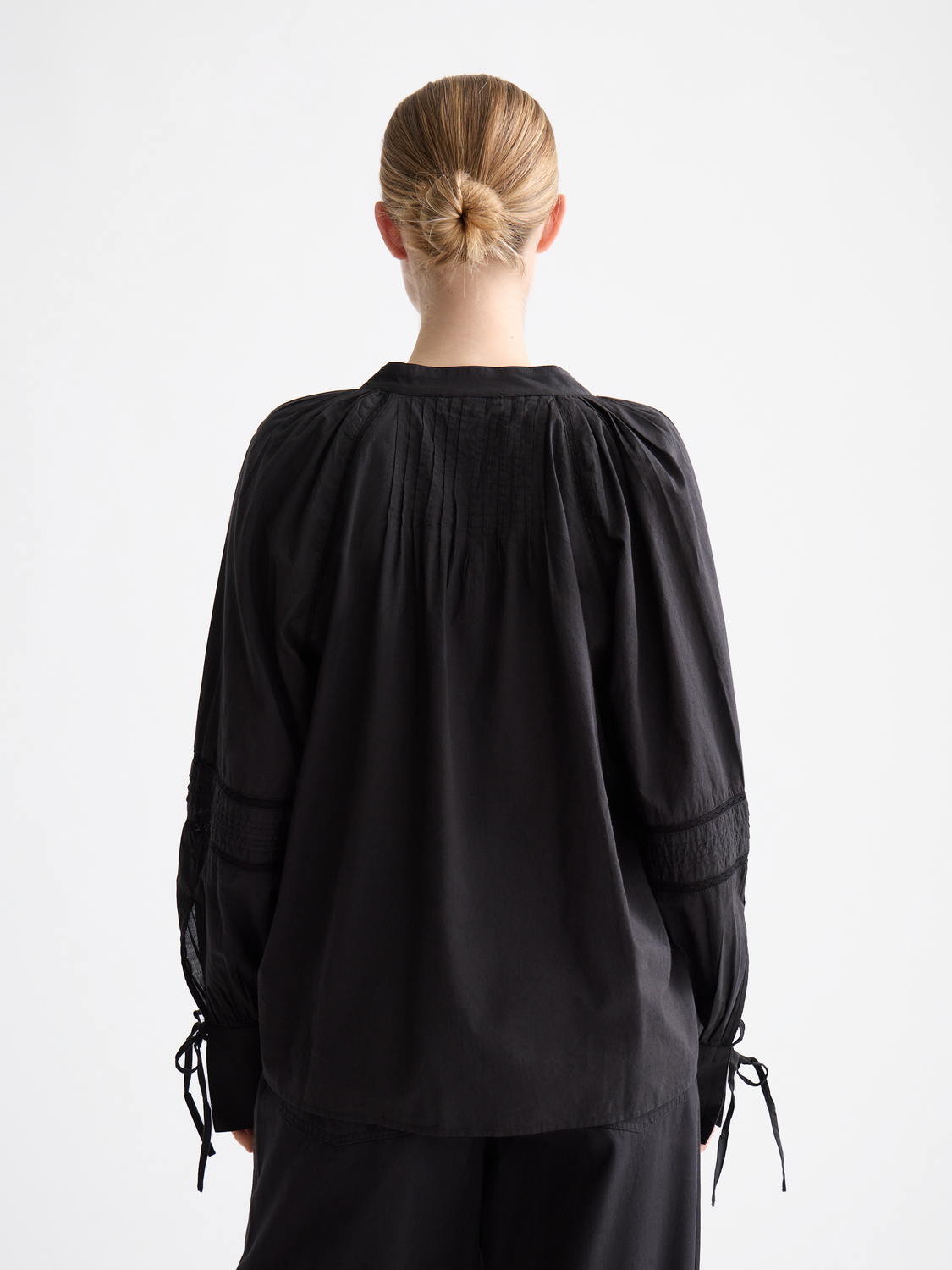 Blouse with lace and ties