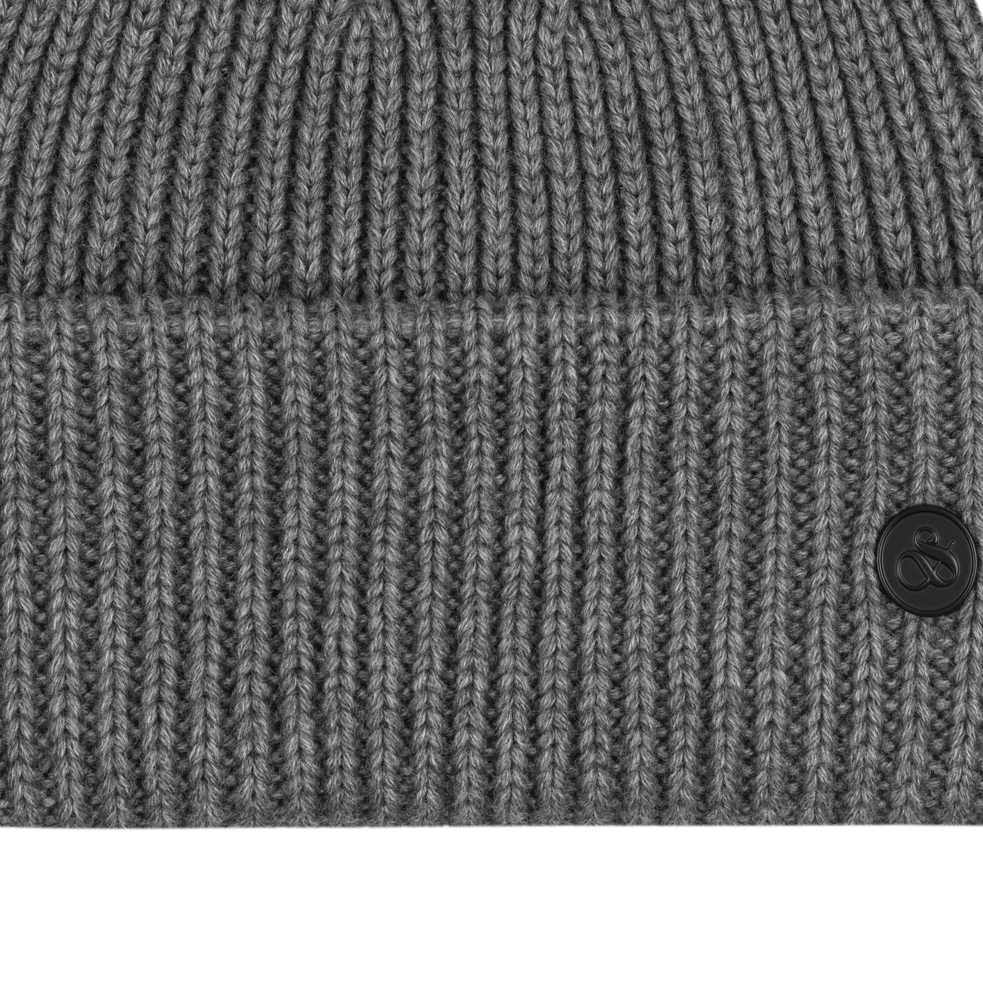 RIVET CUFF BEANIE