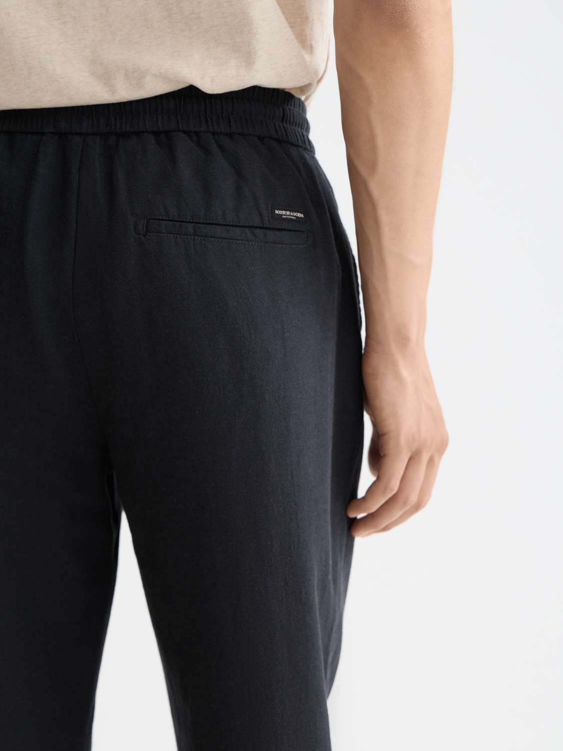 Essentials WARREN COTTON/LINEN TWILL JOGGER - BLACK