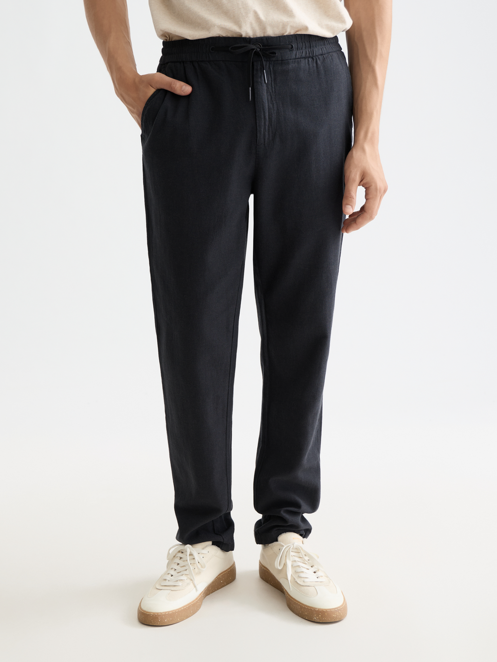 Essentials WARREN COTTON/LINEN TWILL JOGGER - BLACK