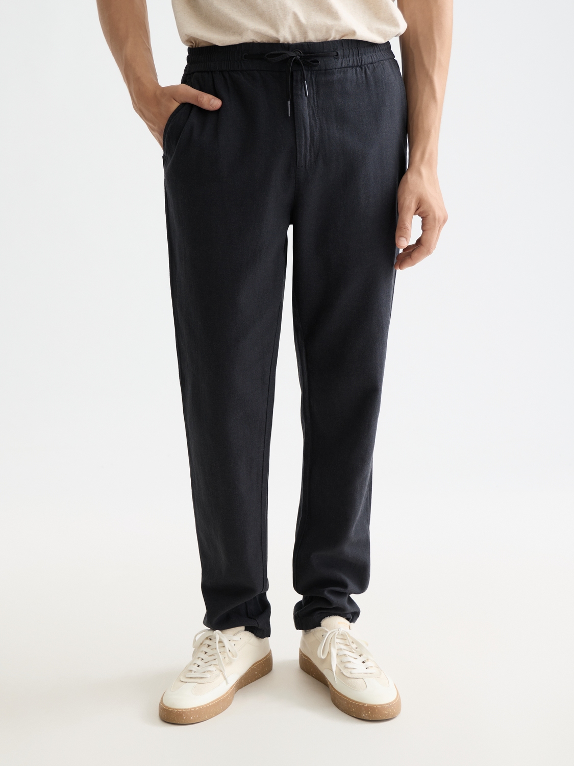 Essentials WARREN COTTON/LINEN TWILL JOGGER - BLACK