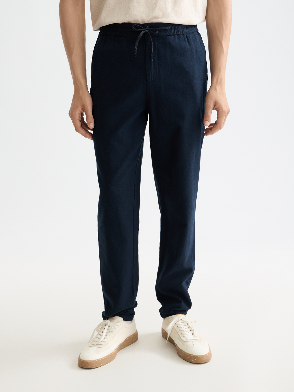 Essentials WARREN COTTON/LINEN TWILL JOGGER - NIGHT