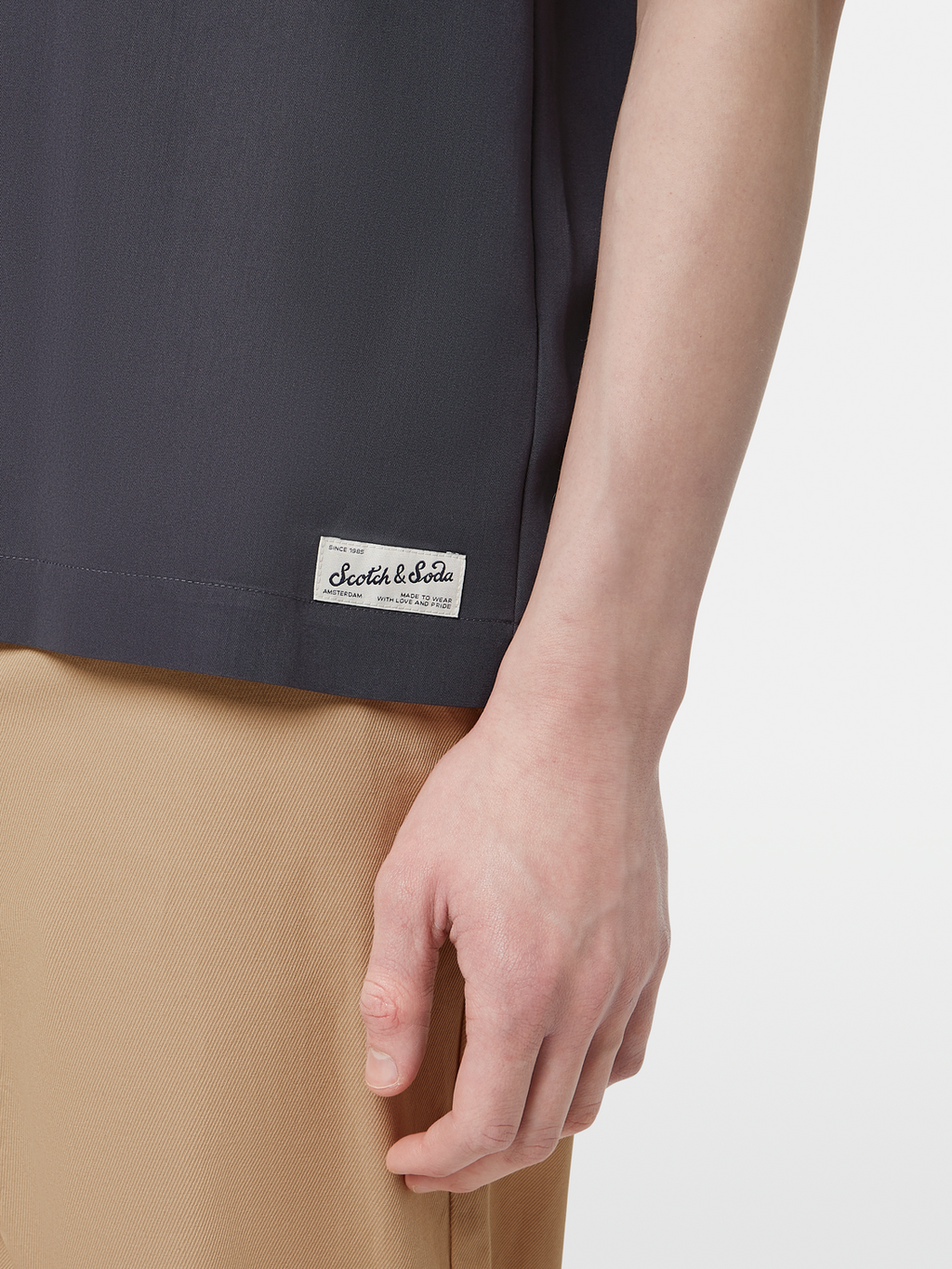 Short-sleeved regular fit sateen shirt