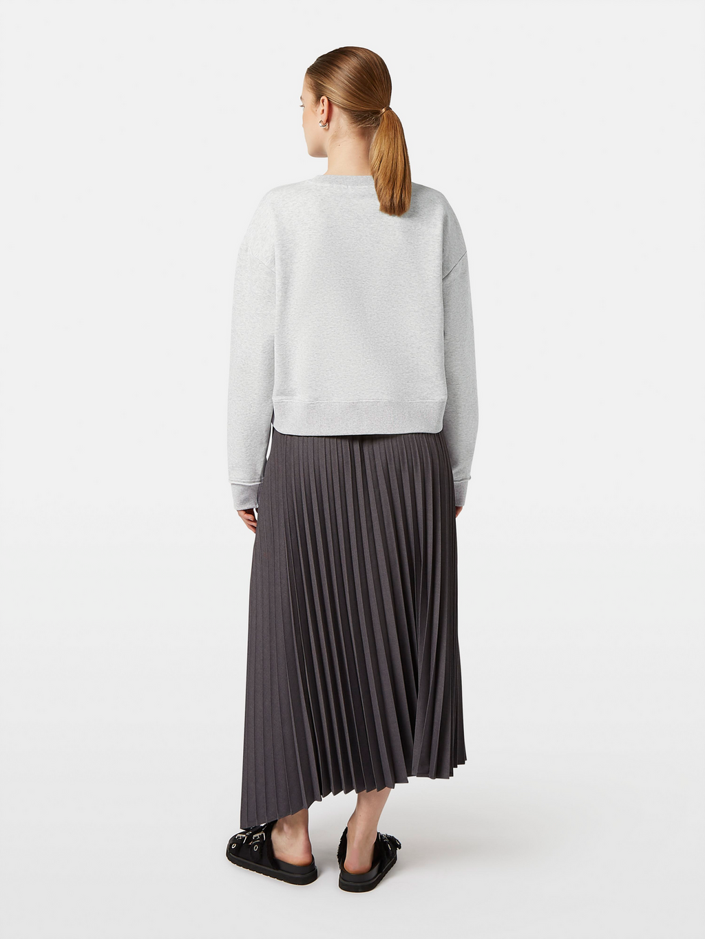 Applique artwork loose sweater