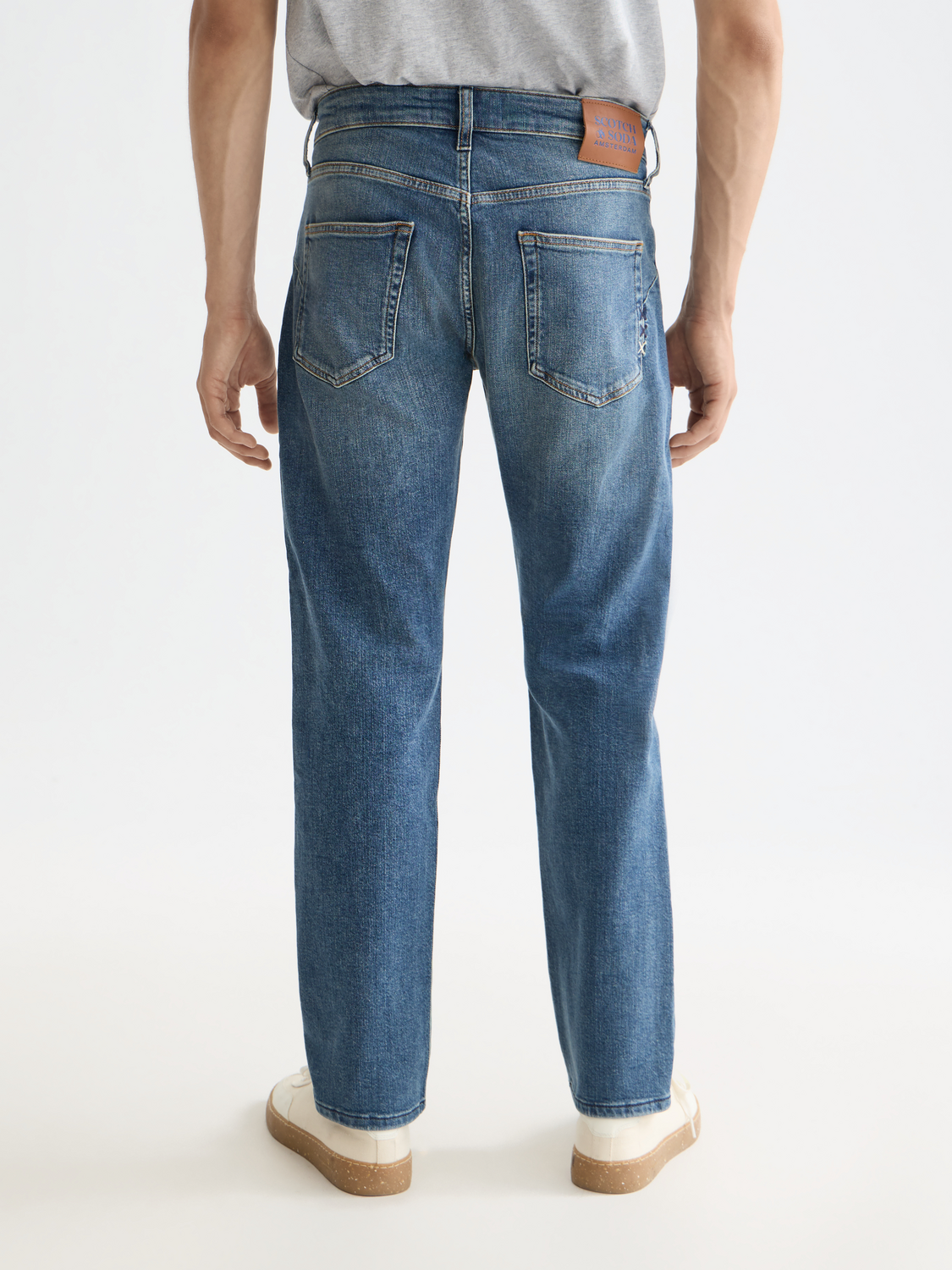 Core die Zee Straight Fit Jeans Blau bewegt