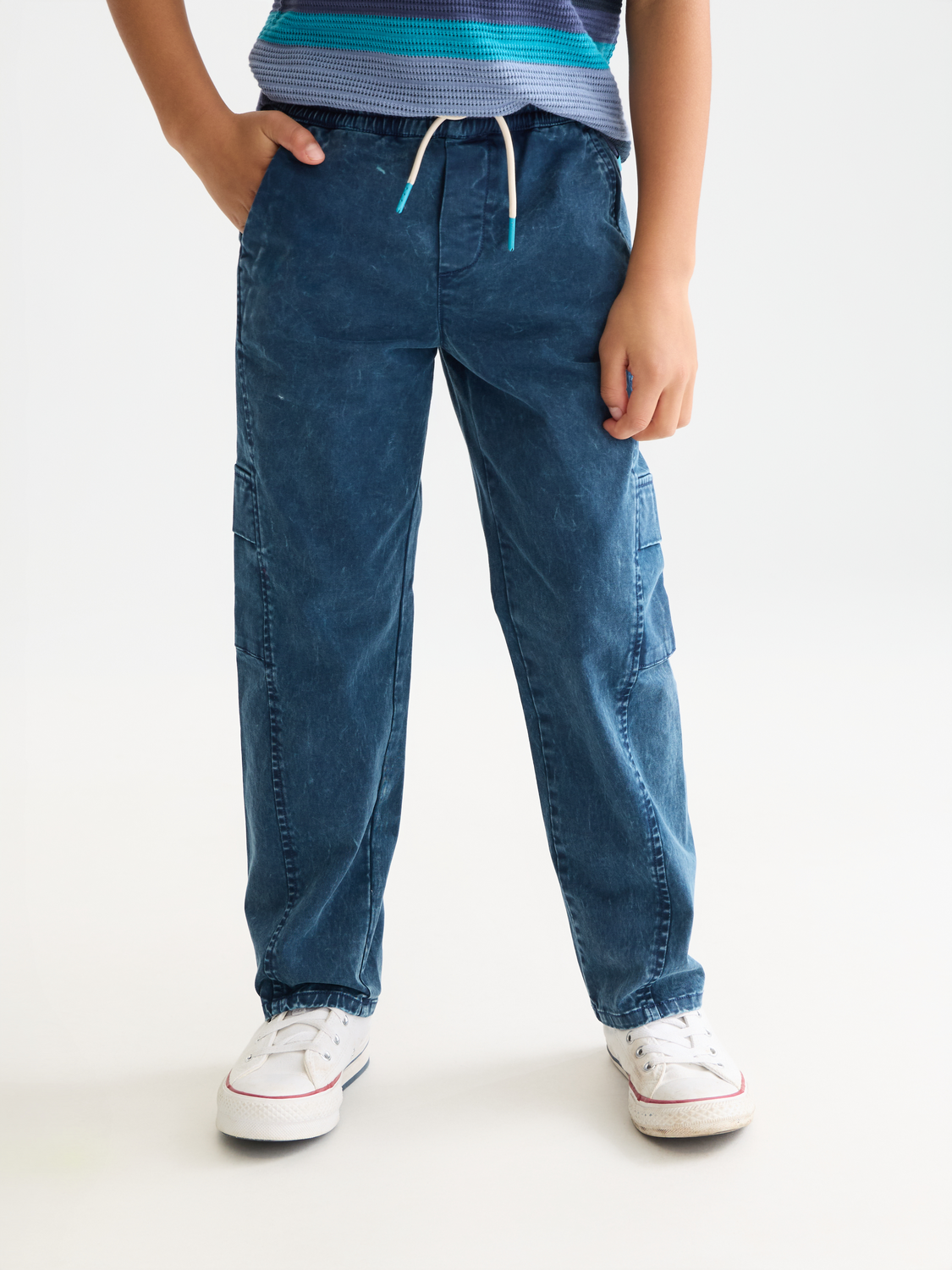 Lightweight garmentdyed straightfit pant