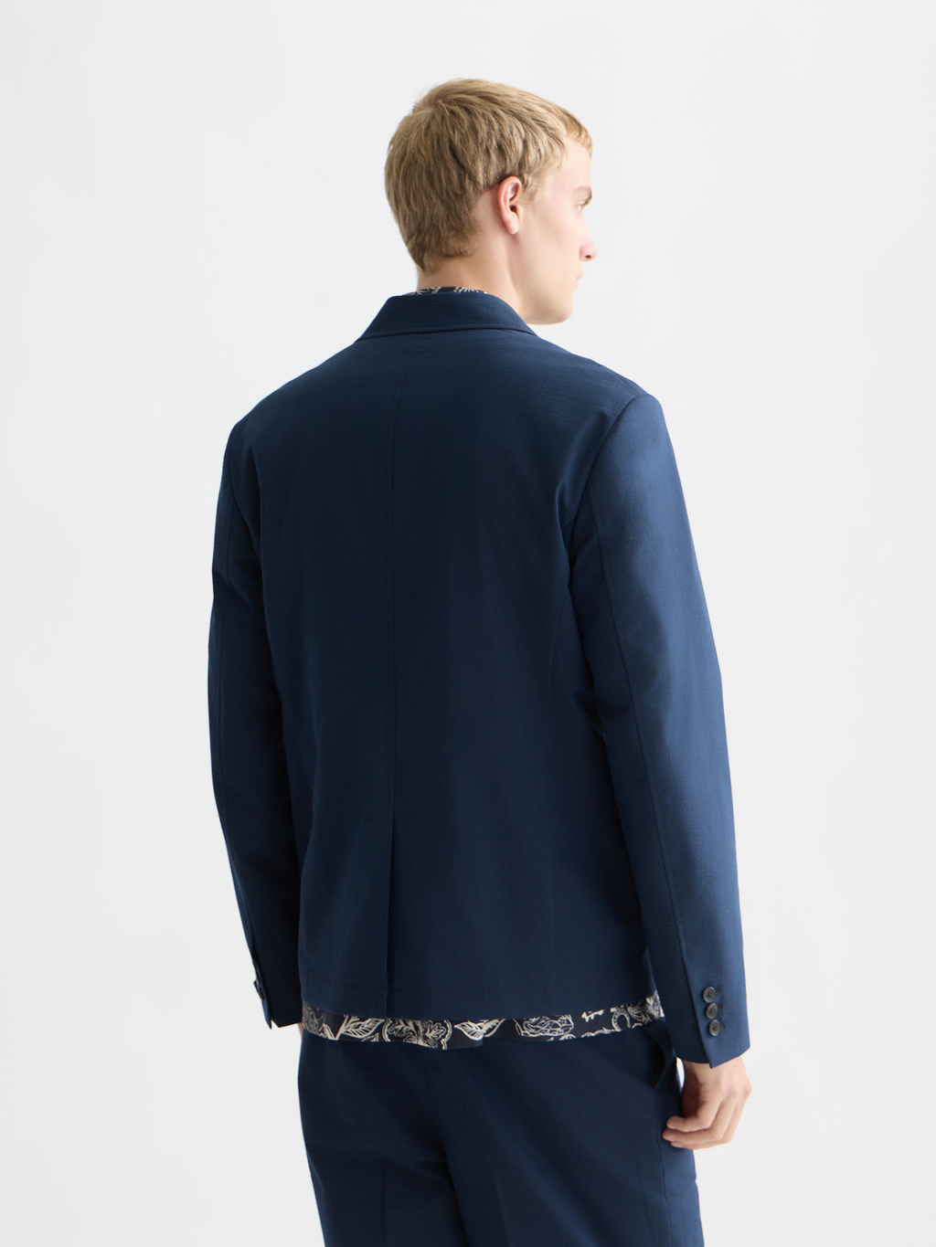 Unconstructed cotton-blend seersucker blazer