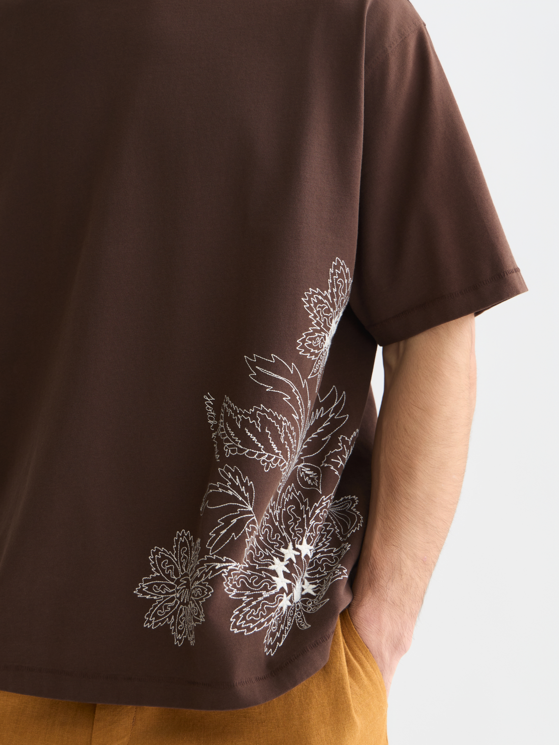 Embroidered artwork loose T-shirt