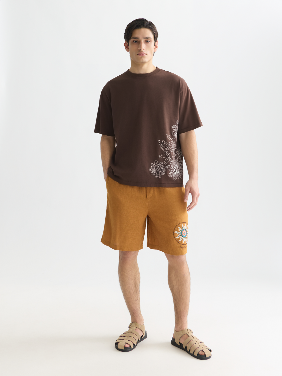 Embroidered artwork loose T-shirt