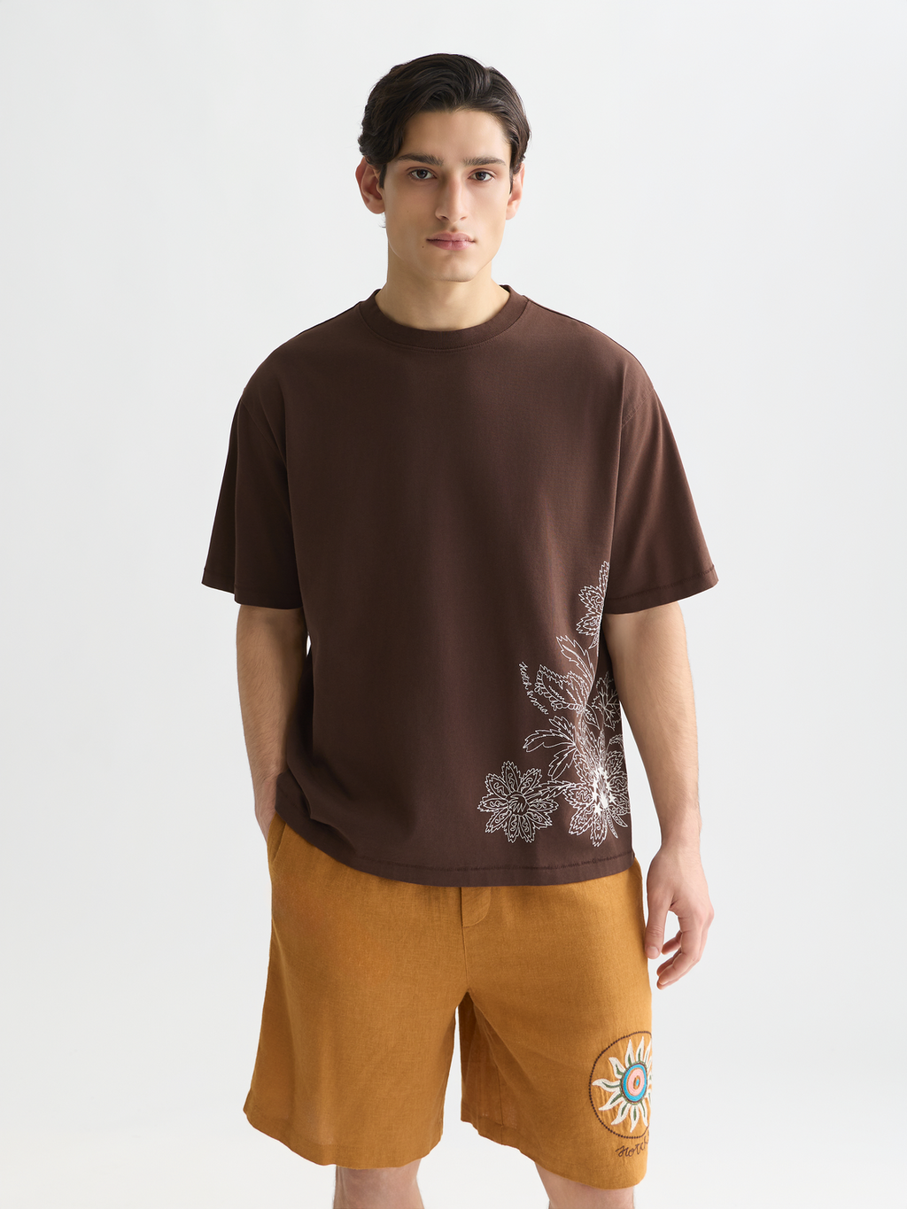 Embroidered artwork loose T-shirt