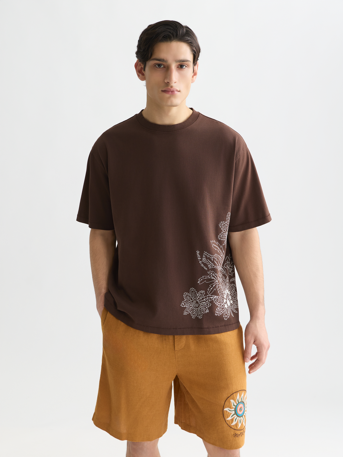 Embroidered artwork loose T-shirt