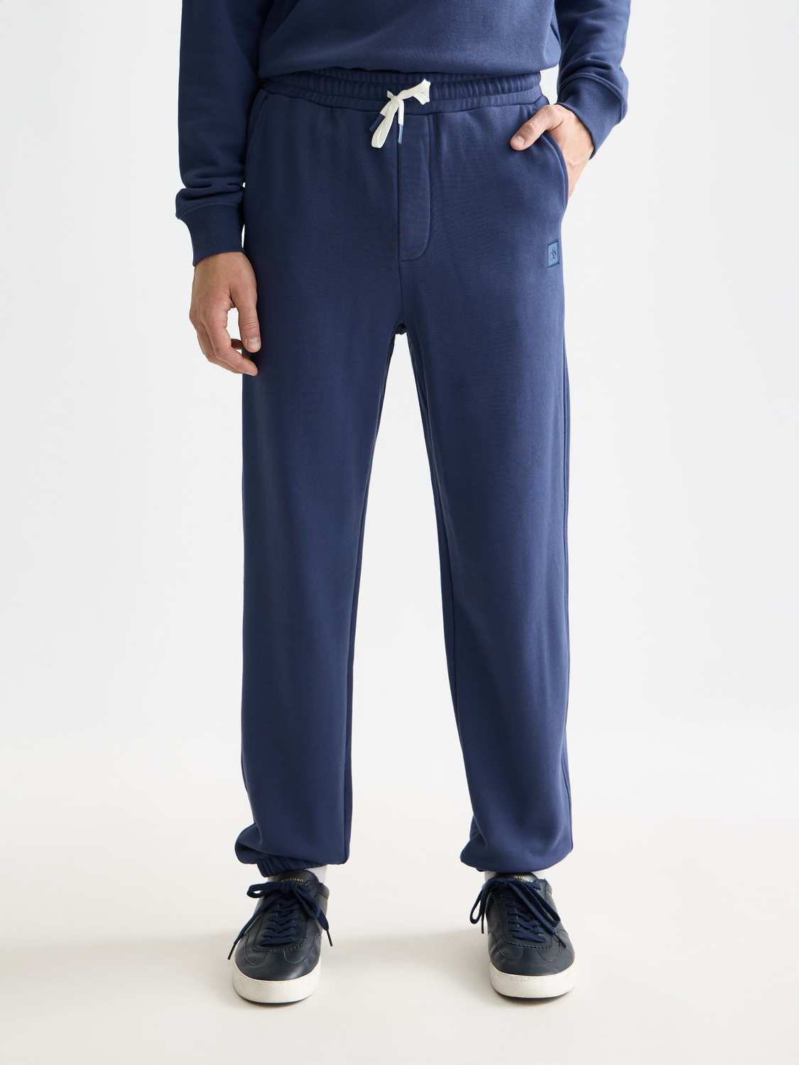Seasonal Essentials logo badge regular sweatpants – Scotch & Soda