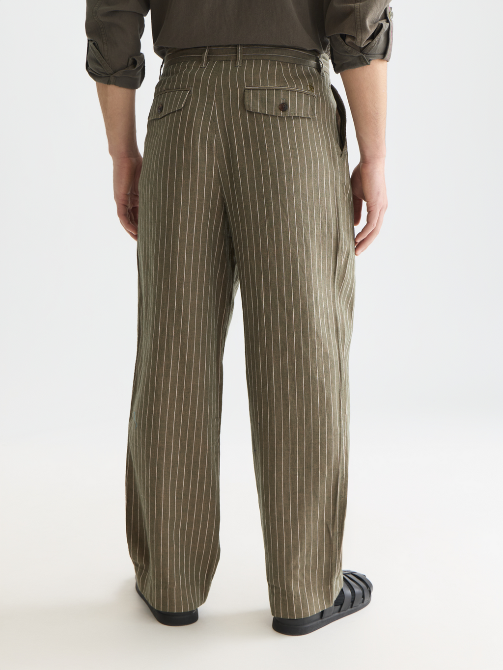 Pleated pinstriped loose straight chino
