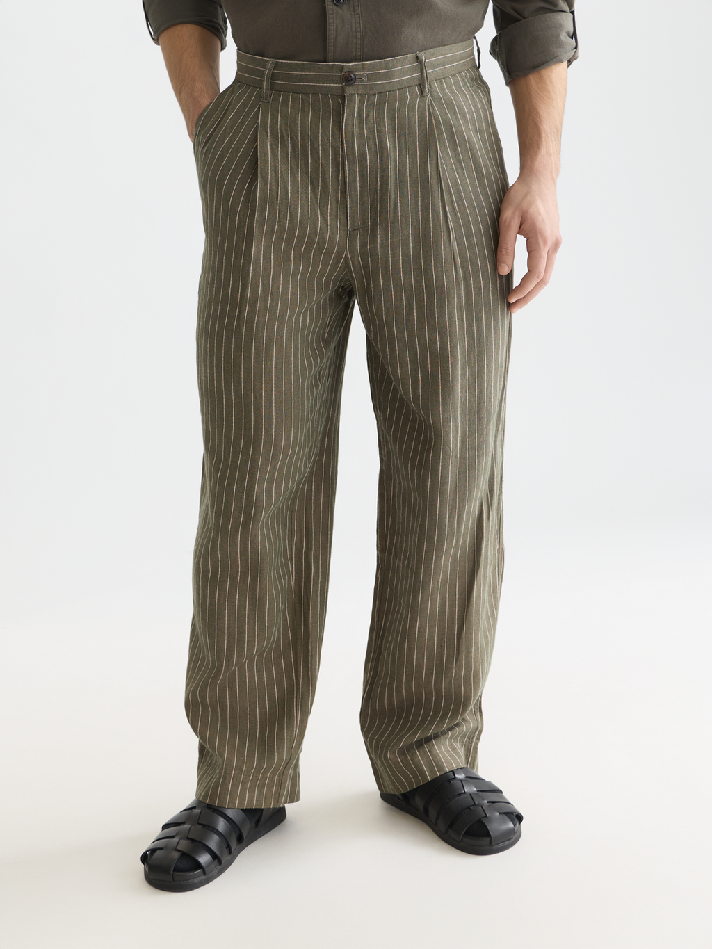 Pleated pinstriped loose straight chino