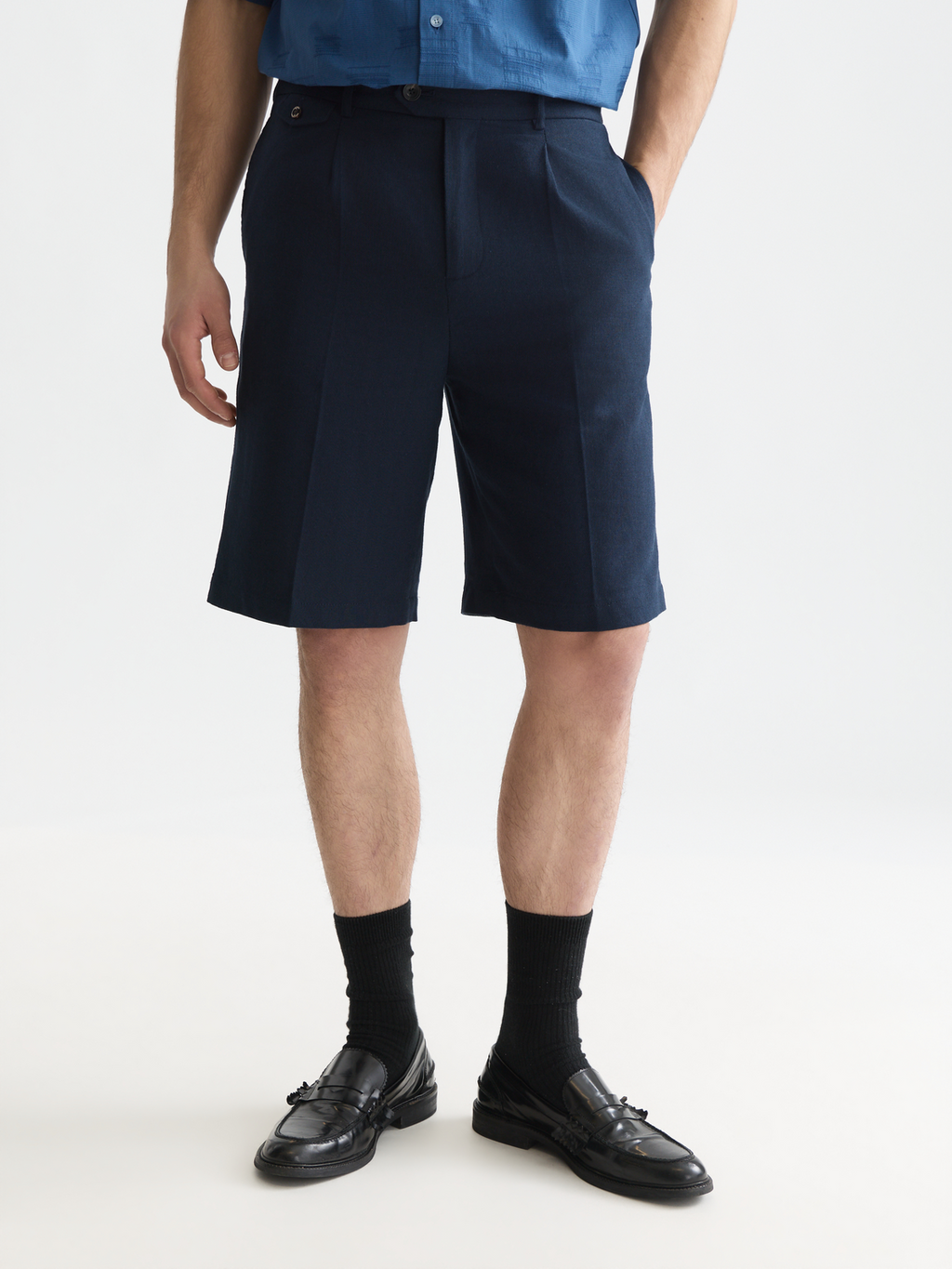 Pleated linen-blend herringbone wide chino shorts