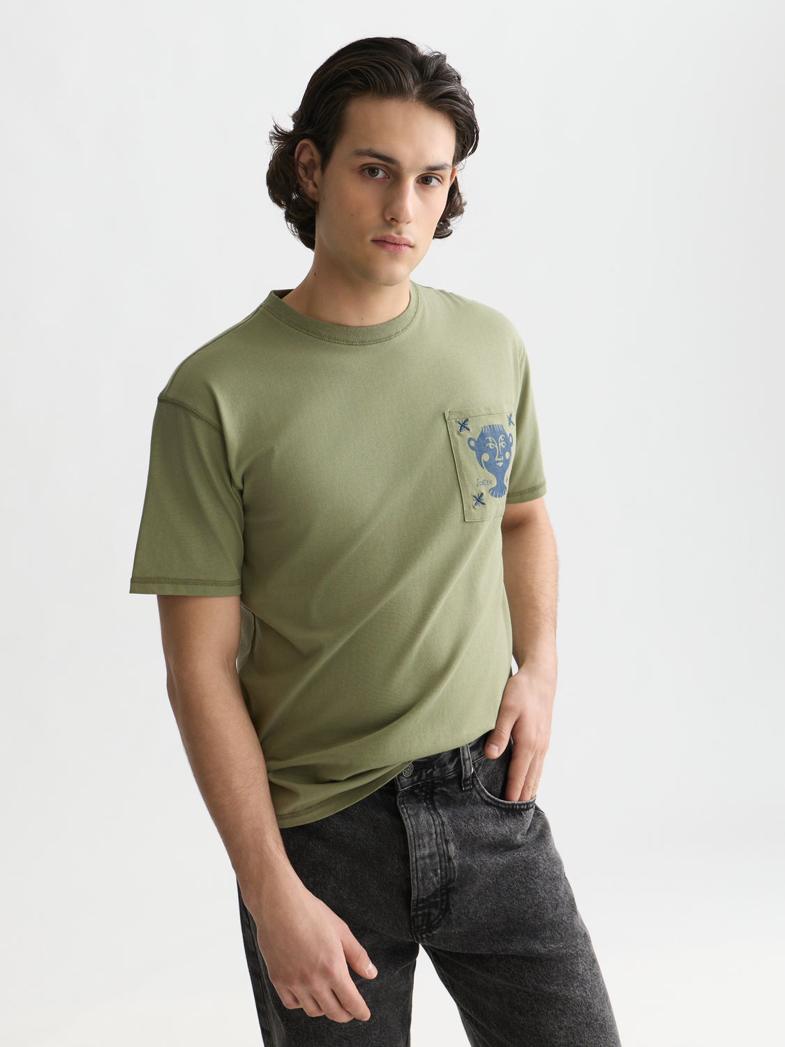 Chest pocket with artwork relaxed-fit T-shirt