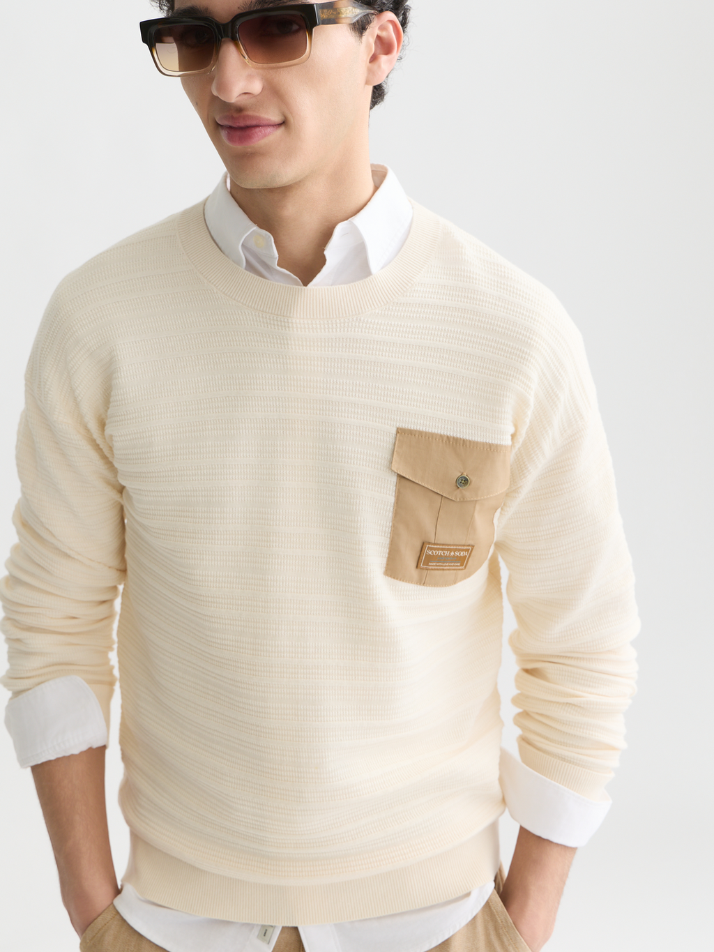 Structured chest pocket relaxed pullover