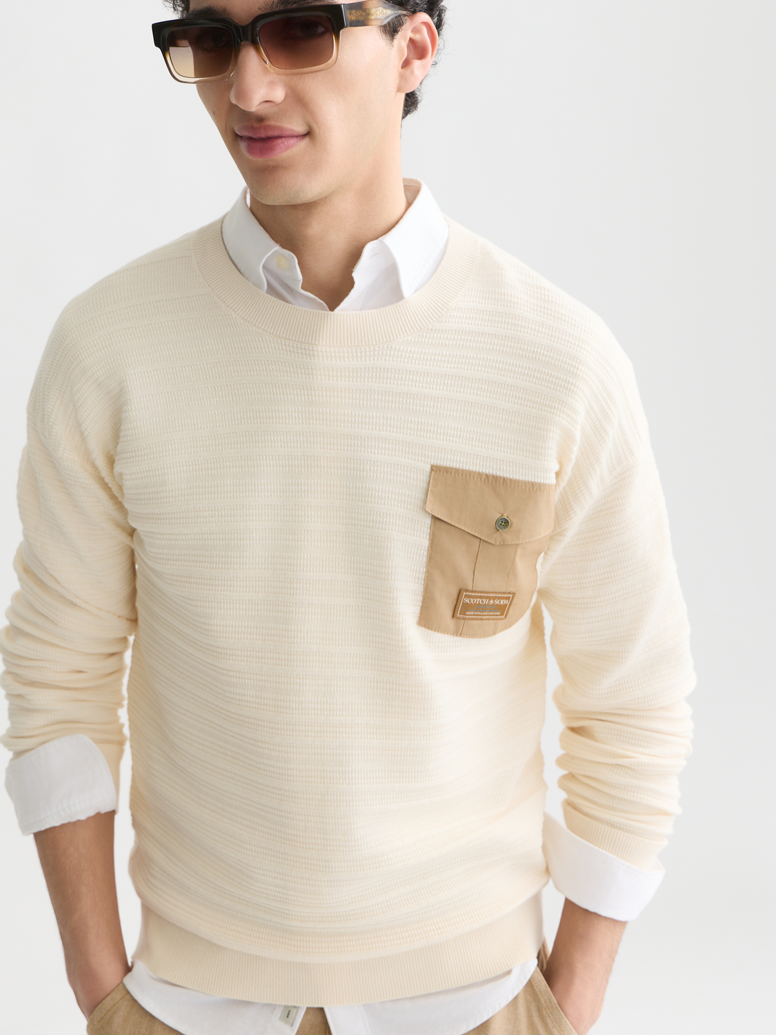Structured chest pocket relaxed pullover