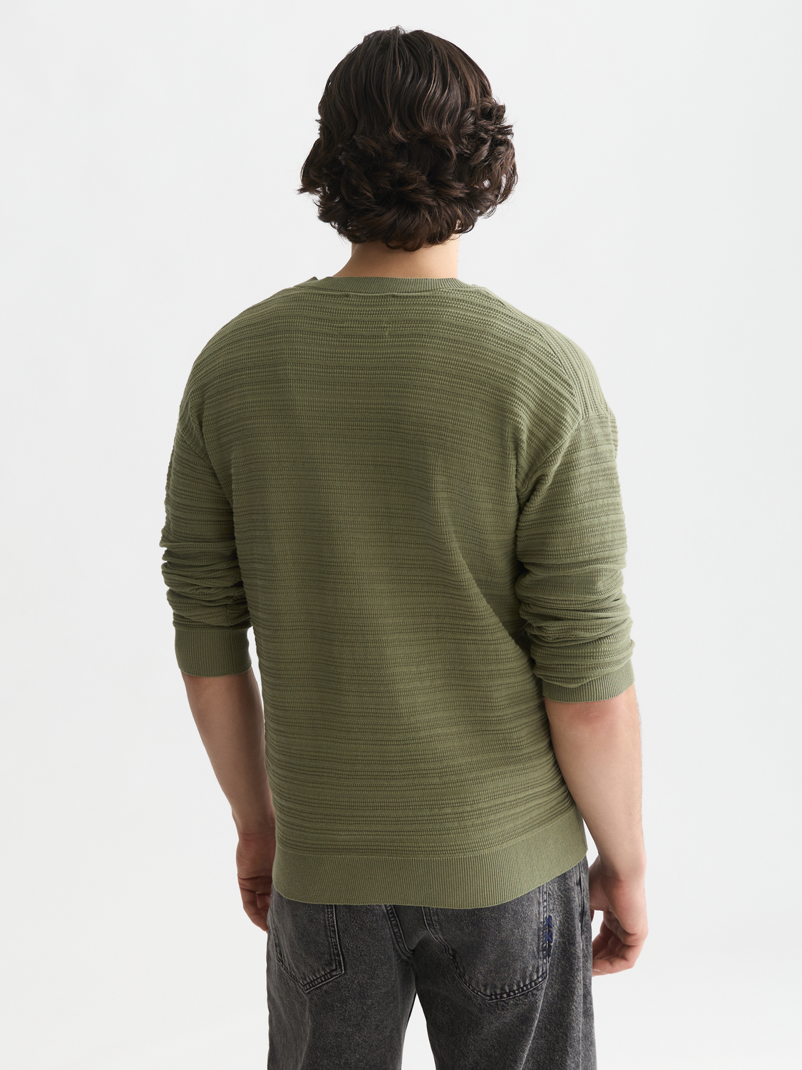 Structured pocket relaxed pullover