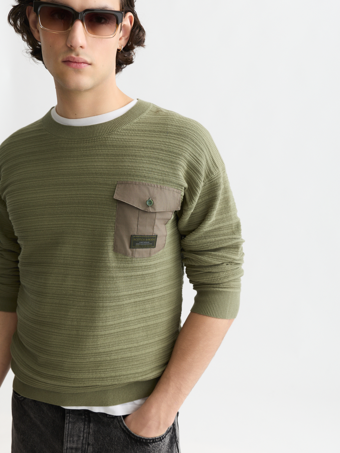 Structured pocket relaxed pullover