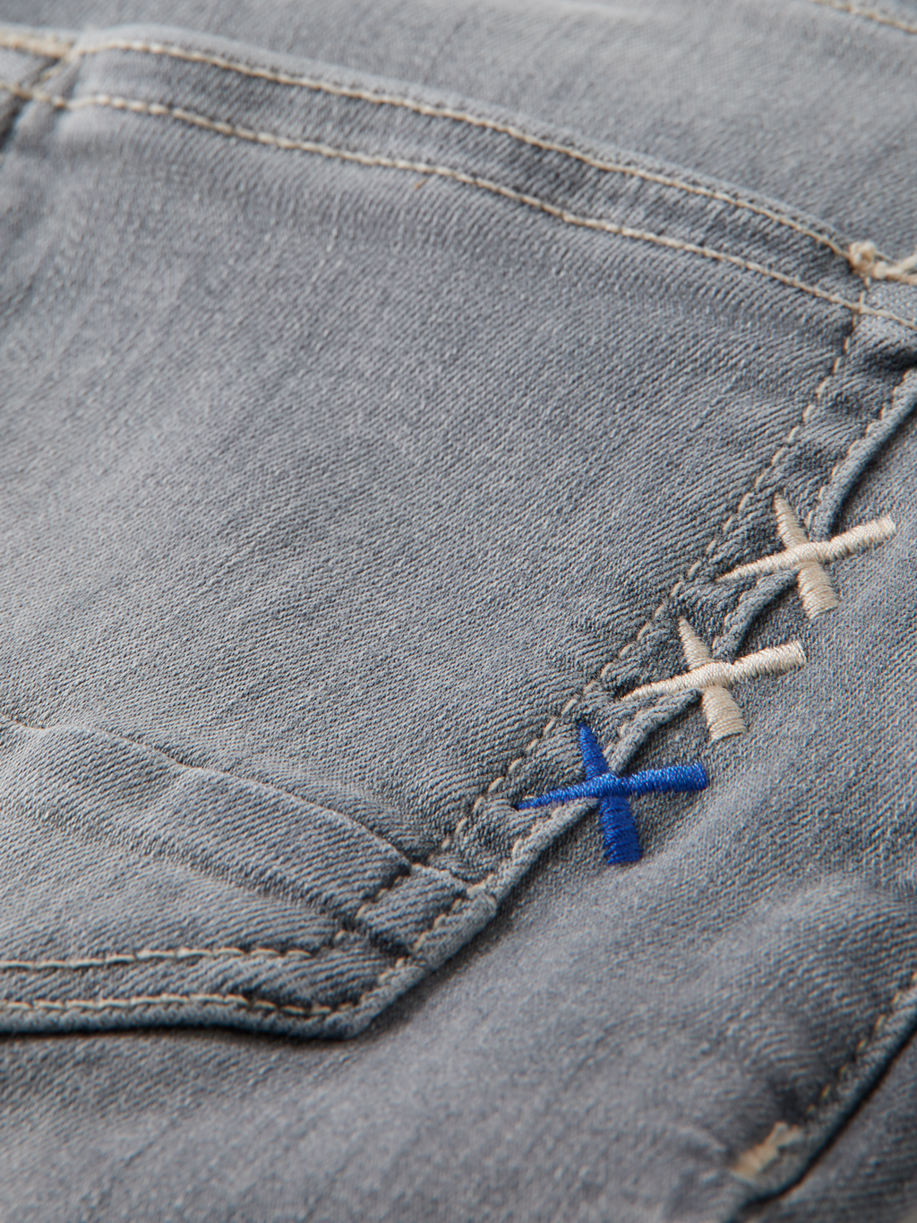 Saisonale Essentials – Strummer-Jeans im Slim Fit – Shoreline