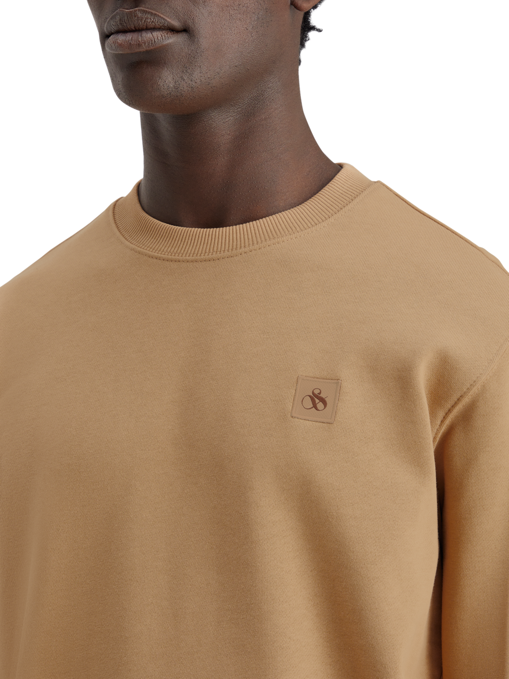 ESSENTIAL BADGE CREW SWEAT