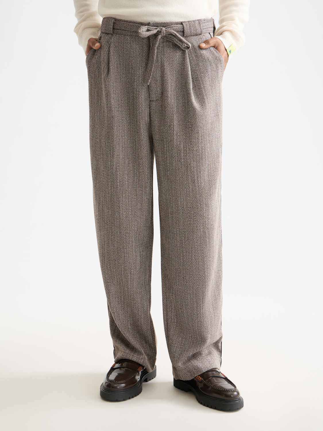 Herringbone yarn-dyed pleated baggy fit chino