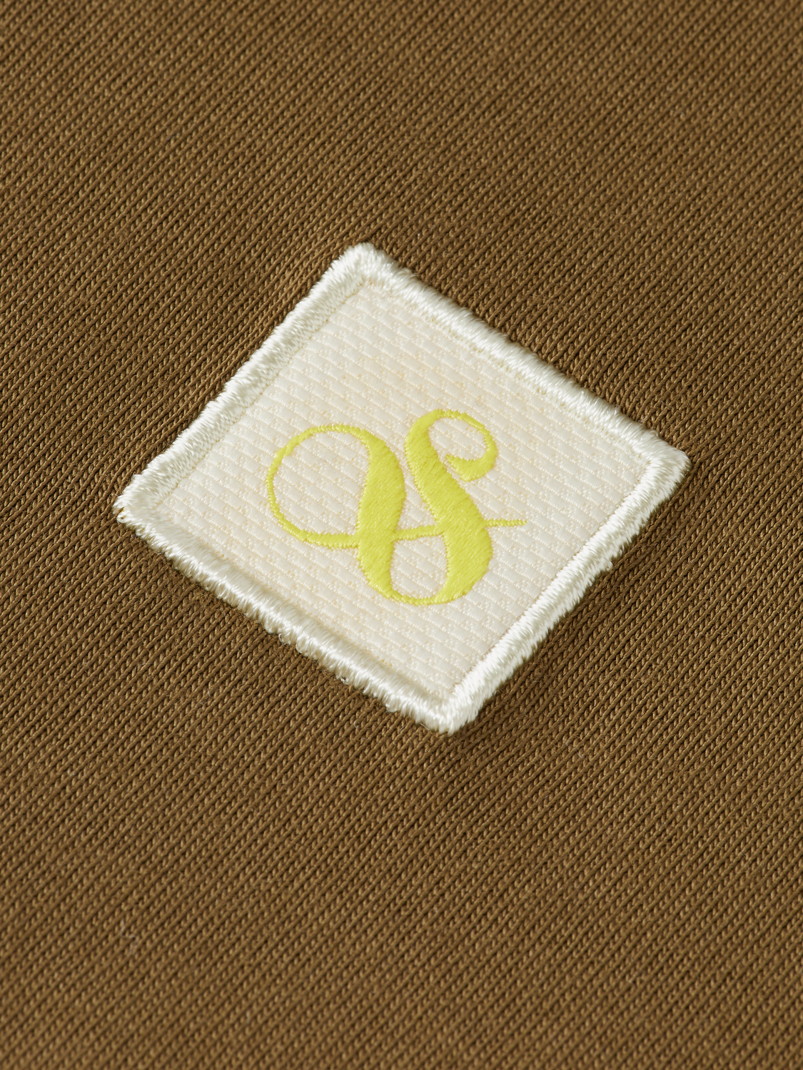 Essential T-Shirt mit Logo-Badge