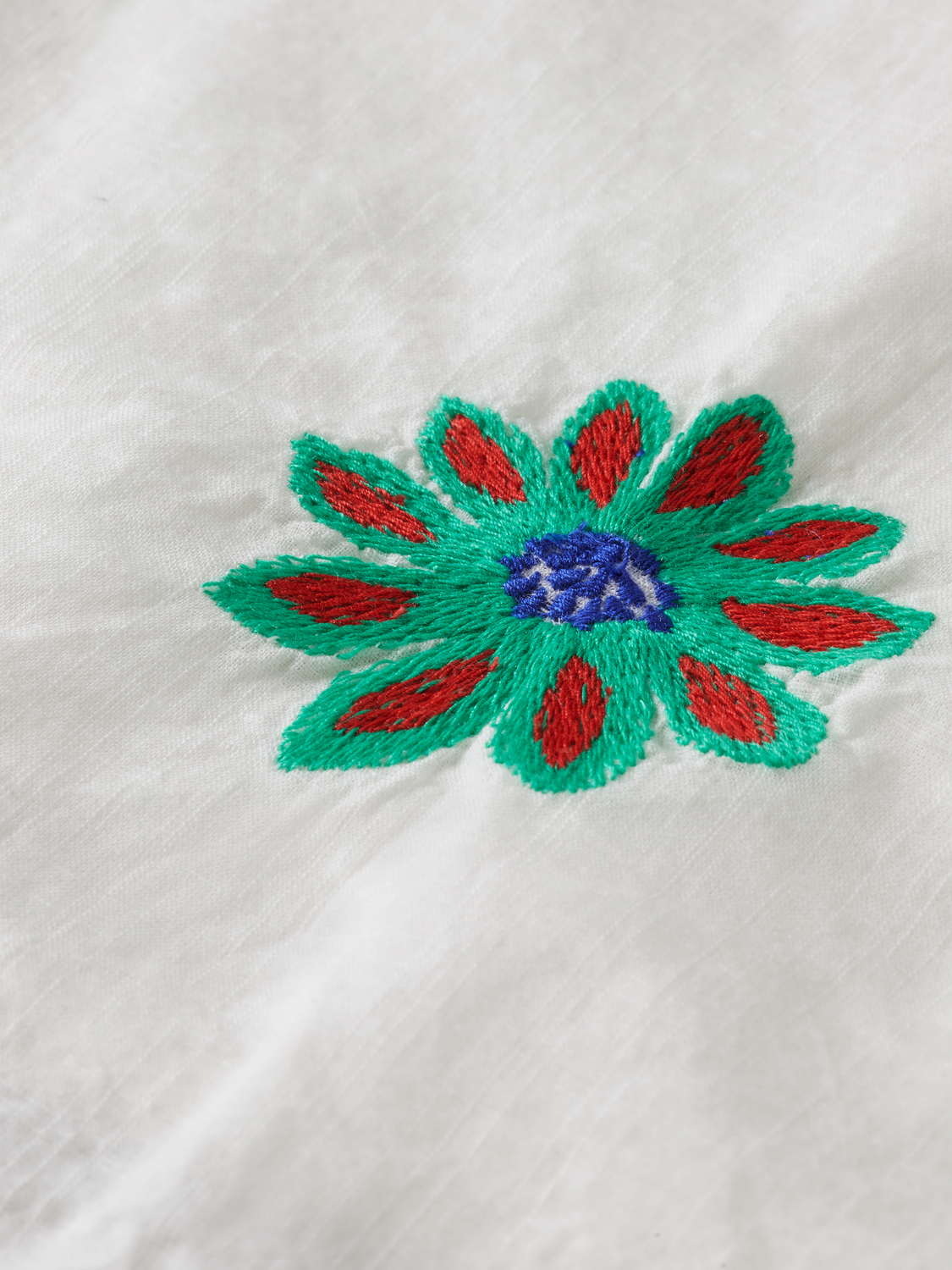 FLOWER EMBROIDERED SHORT-SLEEVED TOP