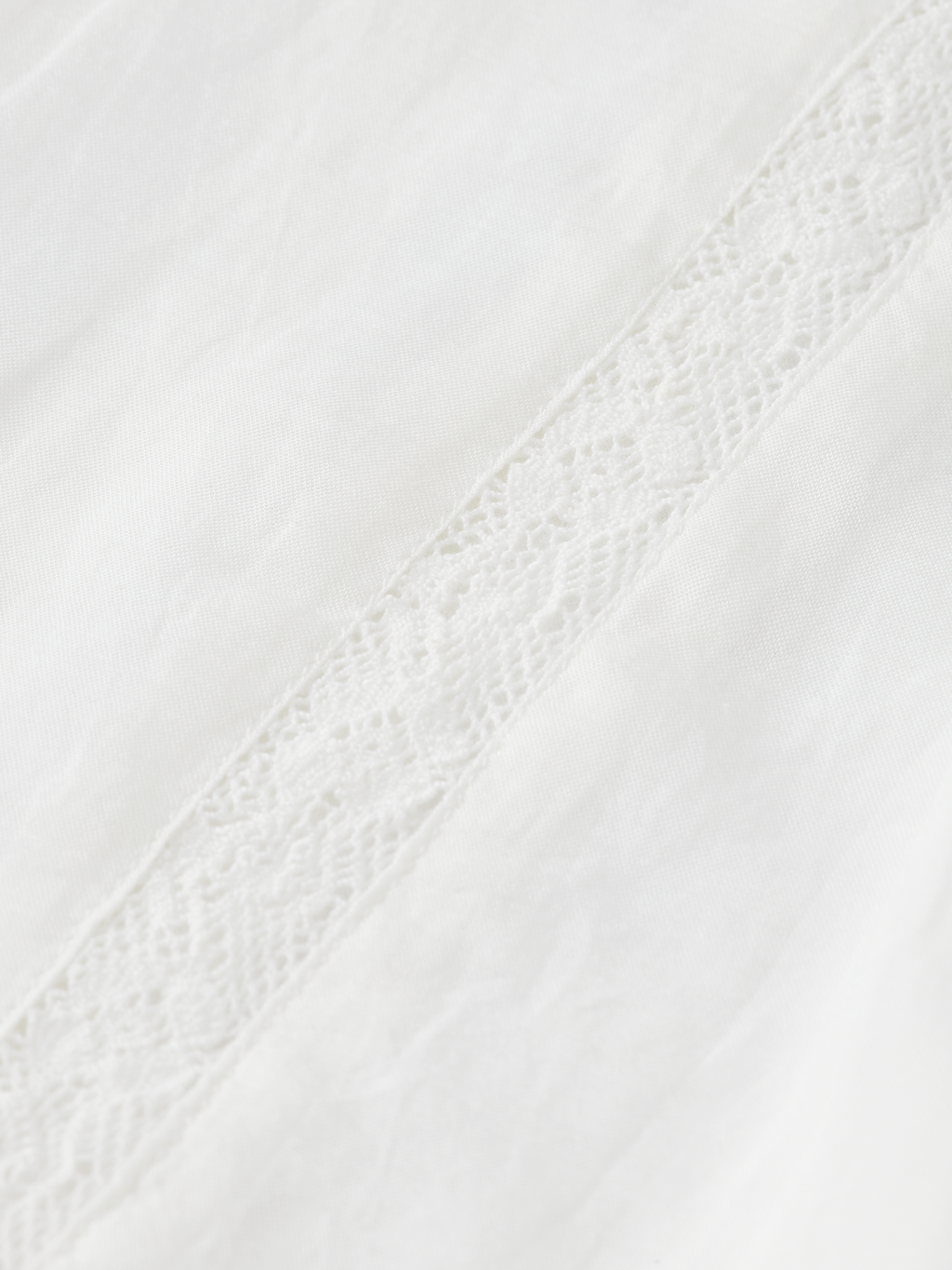 DELICATE LACE DETAIL LONG-SLEEVED TOP