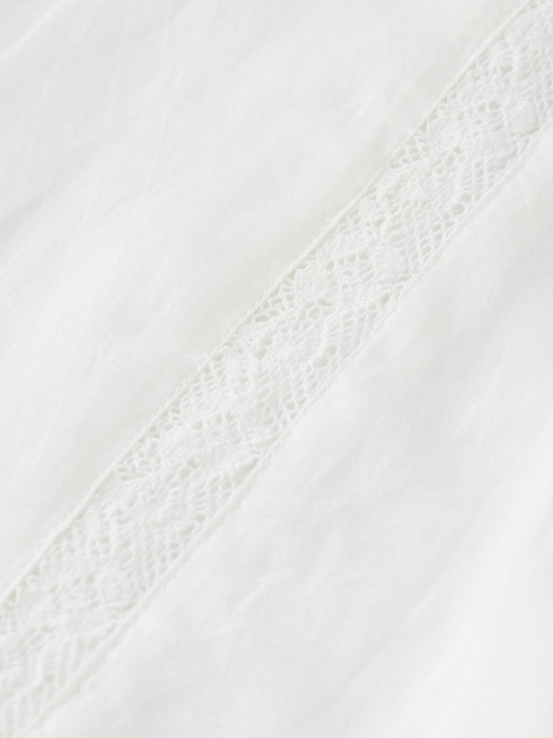 DELICATE LACE DETAIL LONG-SLEEVED TOP