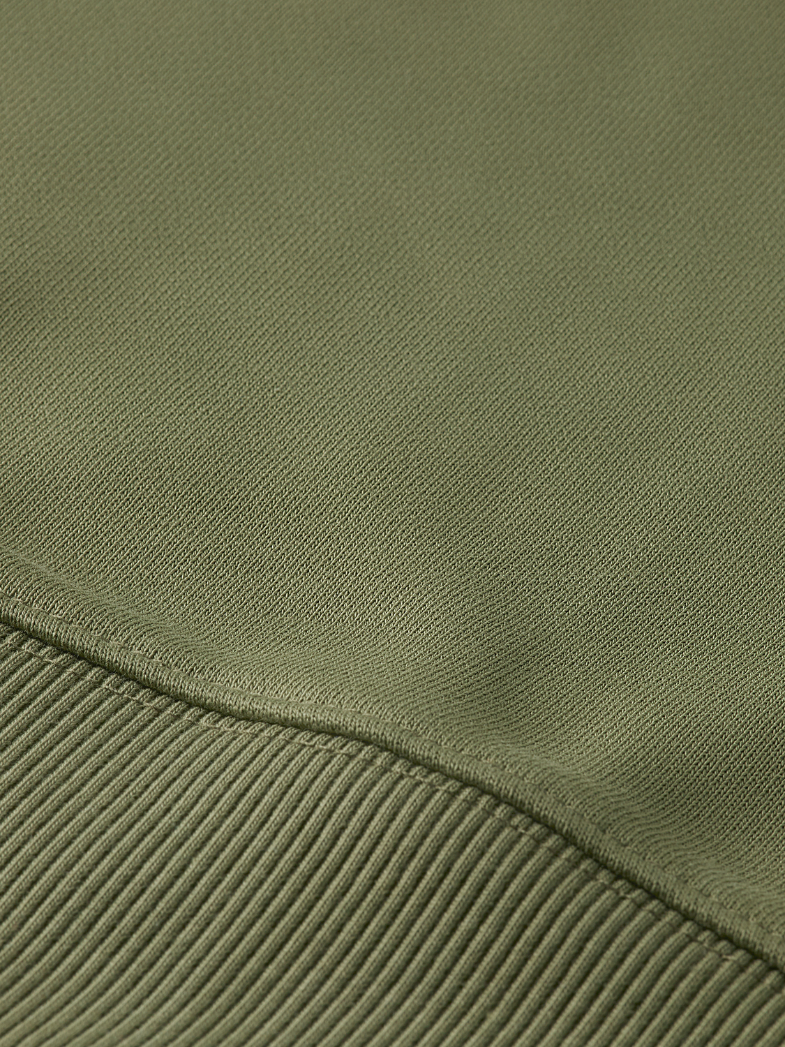 ESSENTIAL BADGE CREW SWEAT