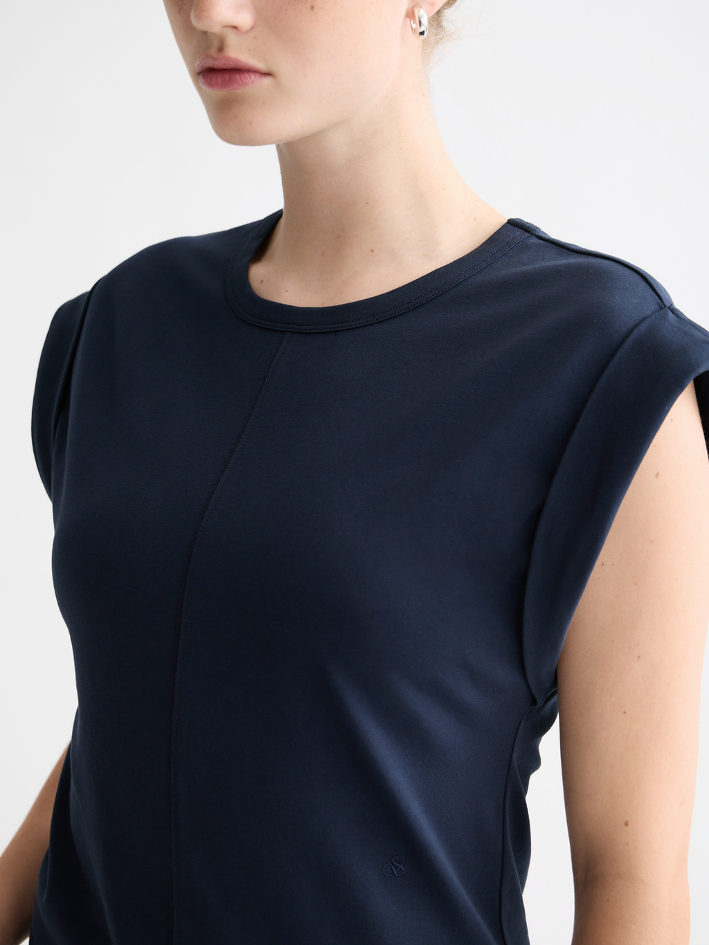Fitted rolled-up sleeve T-shirt