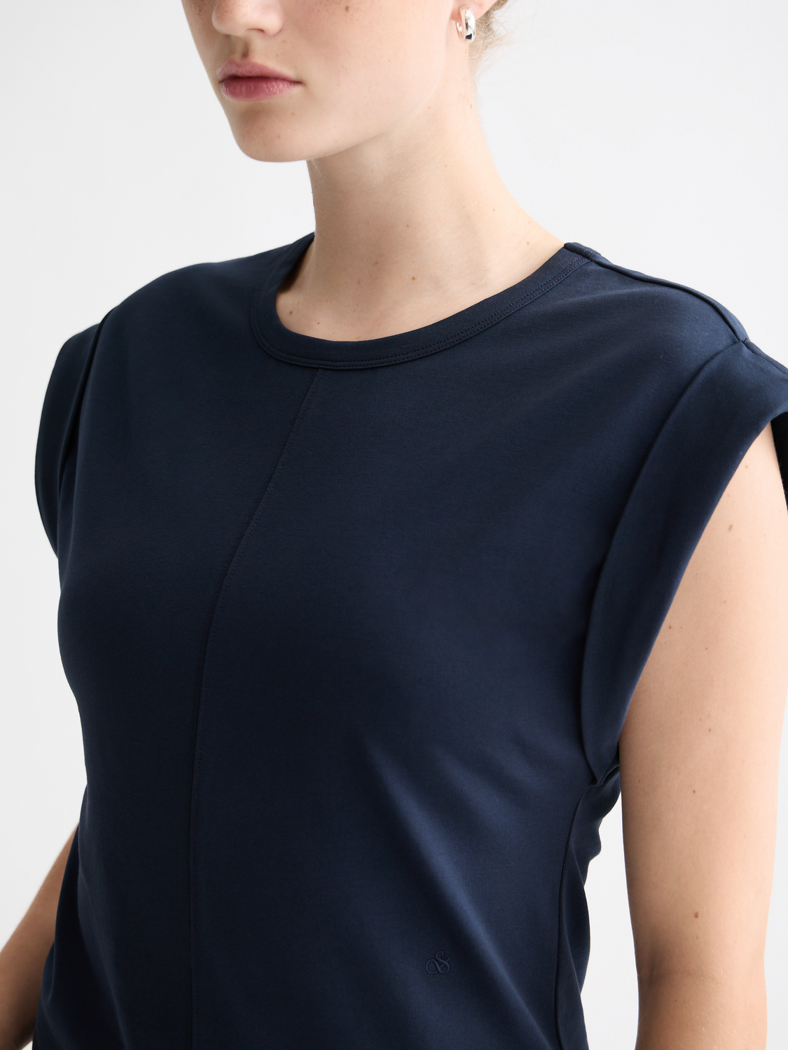 Fitted rolled-up sleeve T-shirt