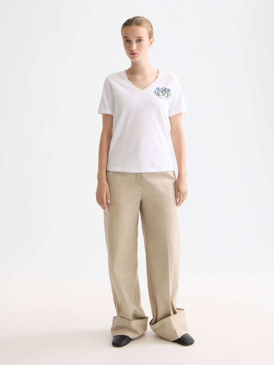 V-neck embroidered artwork T-shirt