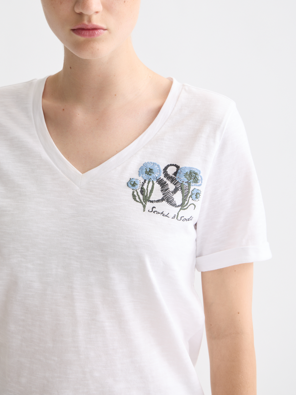 V-neck embroidered artwork T-shirt