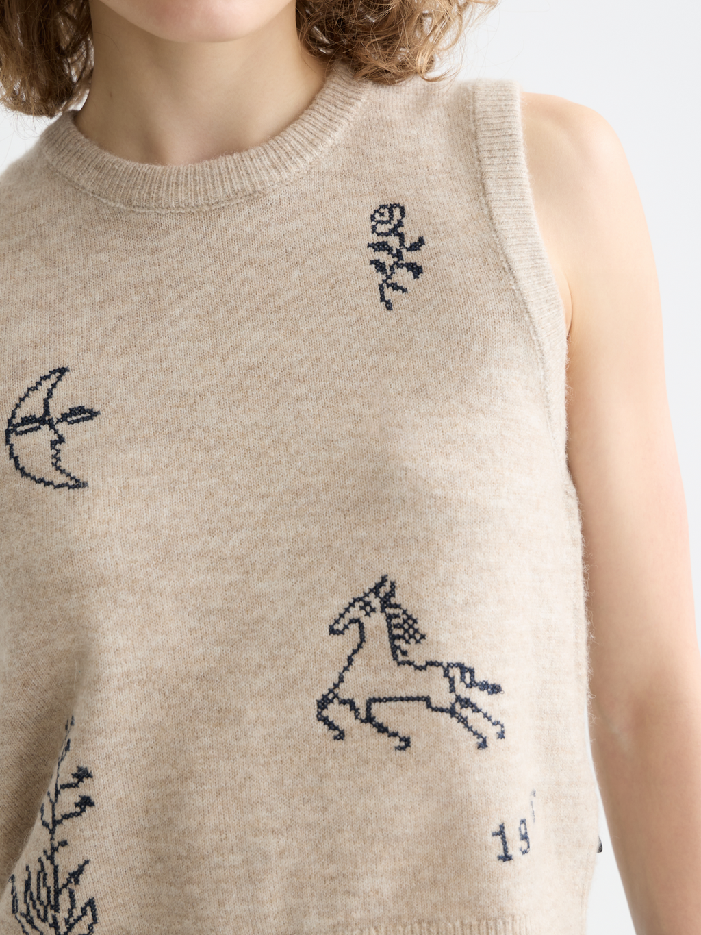 Embroidered crew neck knitted tank