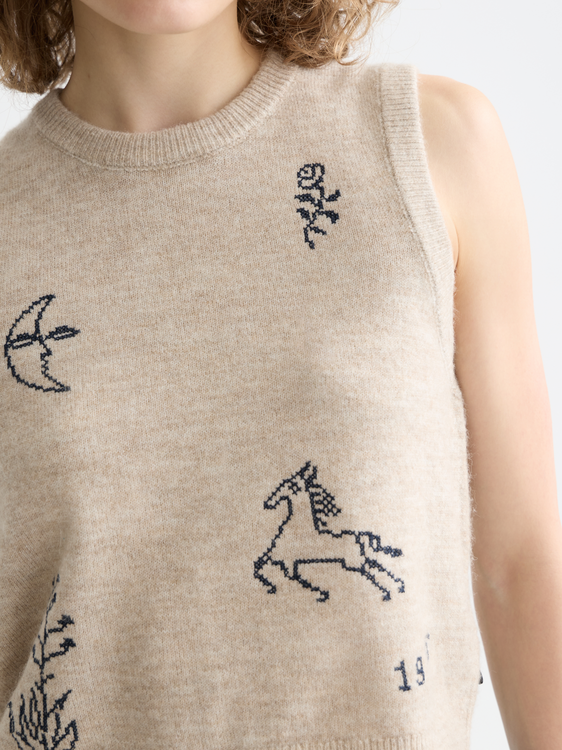 Embroidered crew neck knitted tank