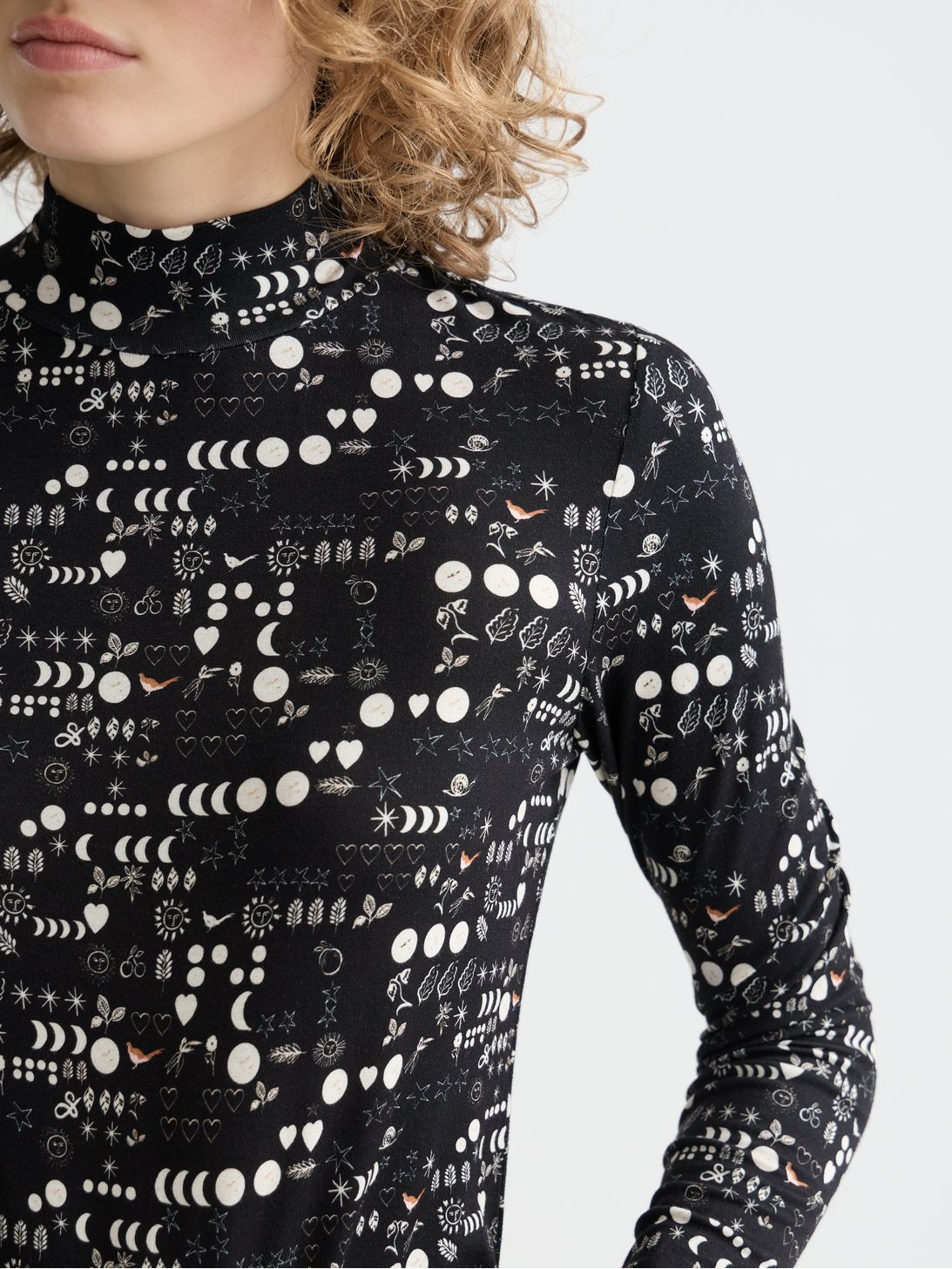 All over printed mock neck long sleeve T-shirt – Scotch & Soda