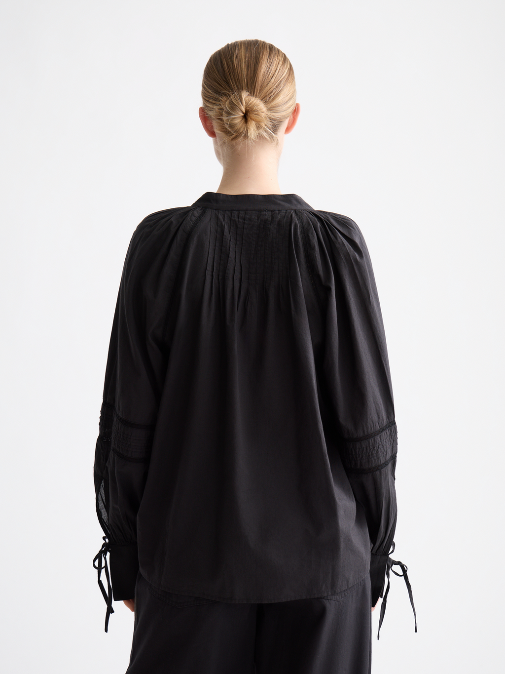 Blouse with lace and ties