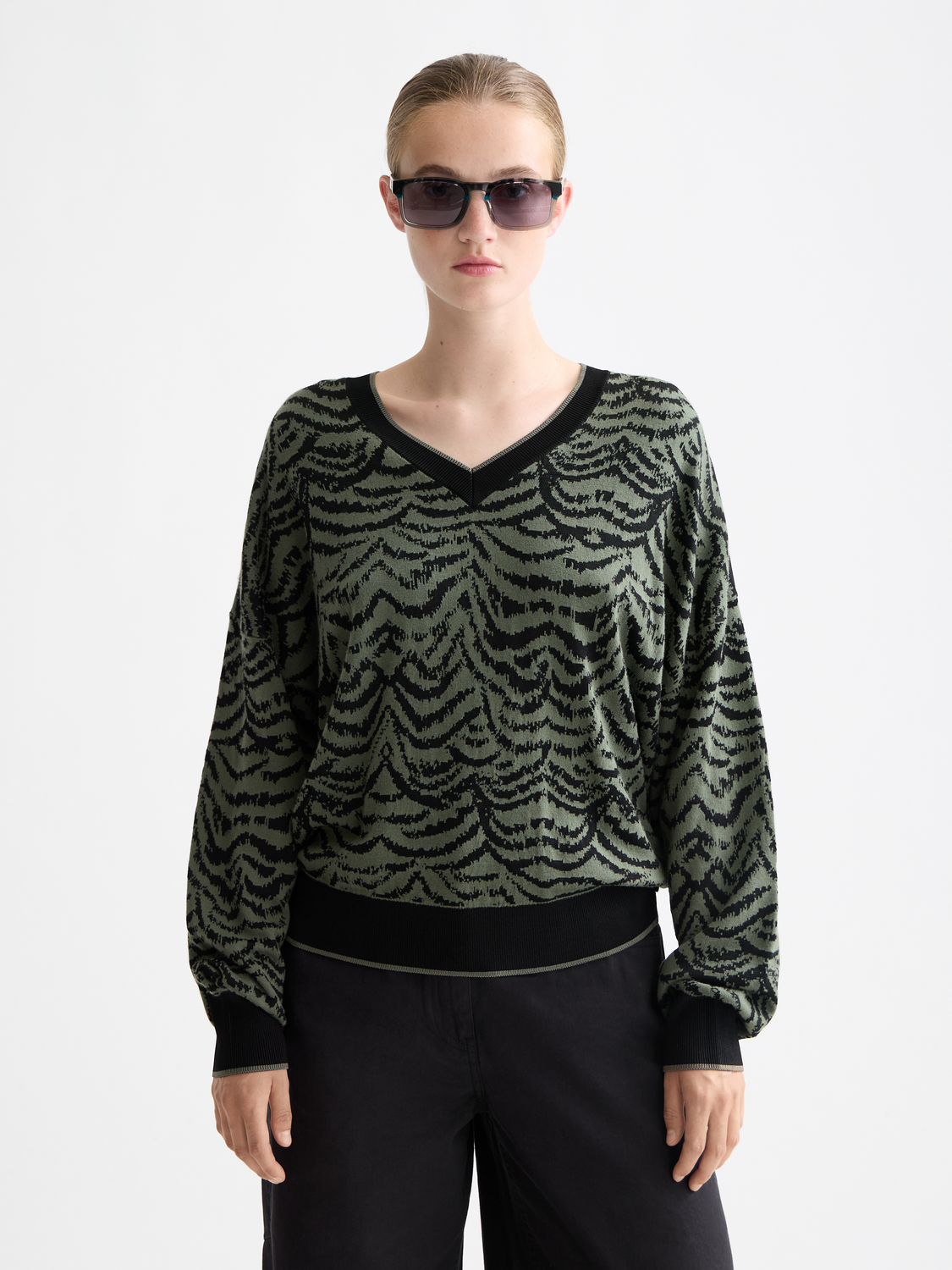 Jacquard V-neck pullover