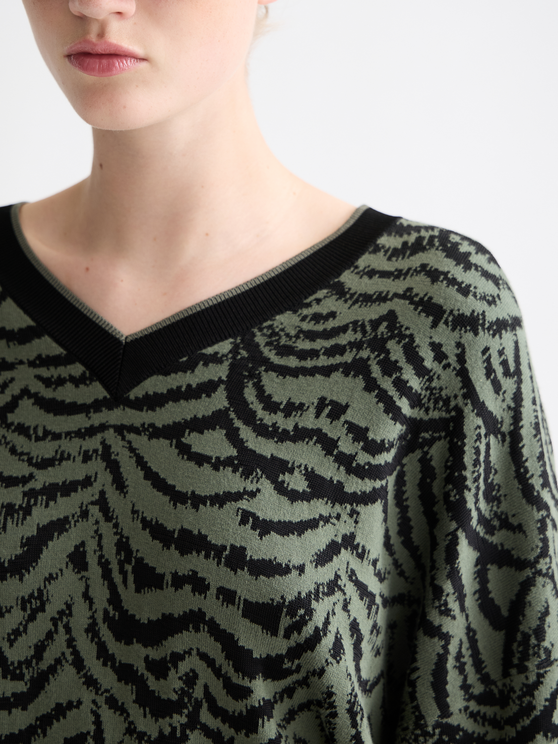 Jacquard V-neck pullover