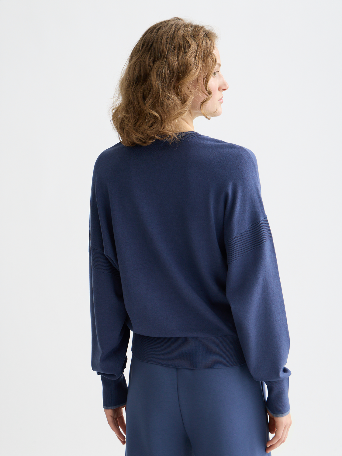 V-neck relaxed pullover