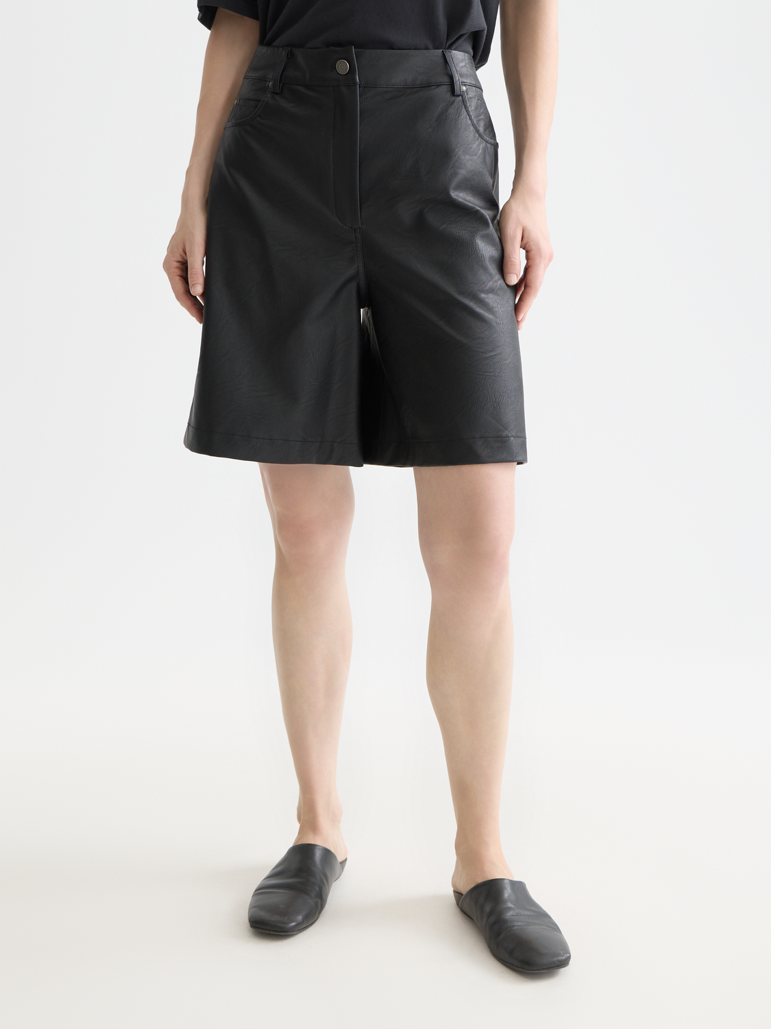 High rise faux leather short